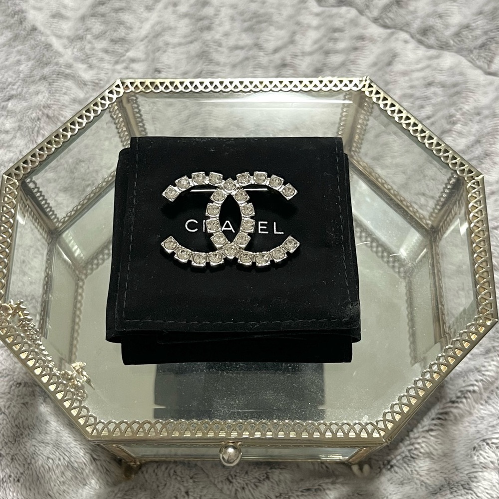 🍂 FALL SALE 🍂 CHANEL Silver Brooch with Iconic Logo and Sparkling Stones - Picture 2 of 6